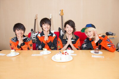 カップケーキを食べる前に手を合わせるDISH//。