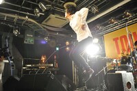 6月15日に東京・タワーレコード渋谷店B1F CUTUP STUDIOで行われたミニライブの模様。