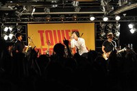 6月15日に東京・タワーレコード渋谷店B1F CUTUP STUDIOで行われたミニライブの模様。