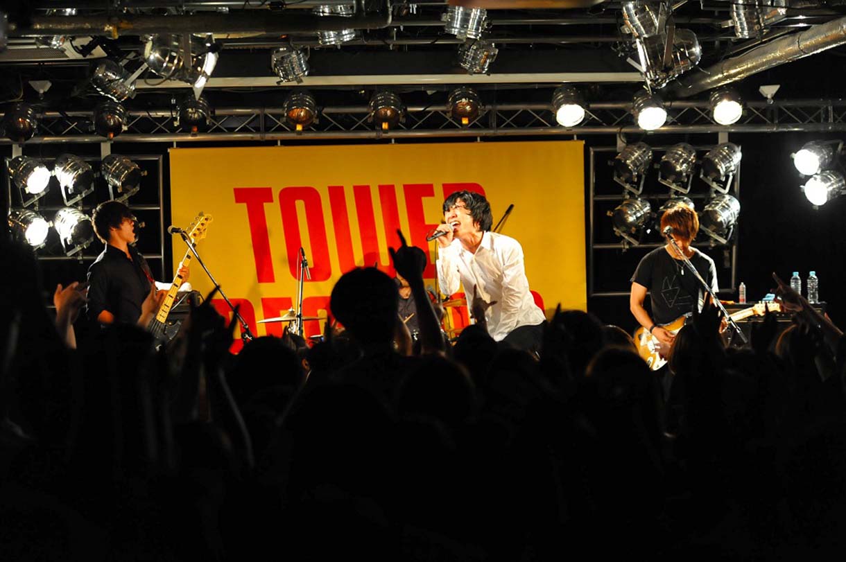 6月15日に東京・タワーレコード渋谷店B1F CUTUP STUDIOで行われたミニライブの模様。