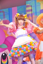 「アイスの実」のCMと同じポーズを決めるきゃりーぱみゅぱみゅ。