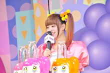 トークセッション中のきゃりーぱみゅぱみゅ。