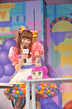 「アイスの実ックスマシーン」のスイッチを入れるきゃりーぱみゅぱみゅ。