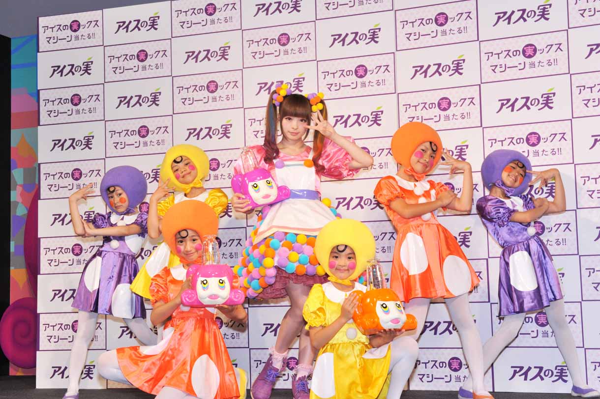 フォトセッションでポーズを決めるきゃりーぱみゅぱみゅときゃりーキッズ。