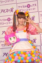 「アイスの実ックスマシーン」を手にポーズを決めるきゃりーぱみゅぱみゅ。