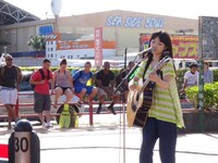 沖縄・北谷町の「美浜カーニバルパーク」前で行われたmiwaのフリーライブの模様。