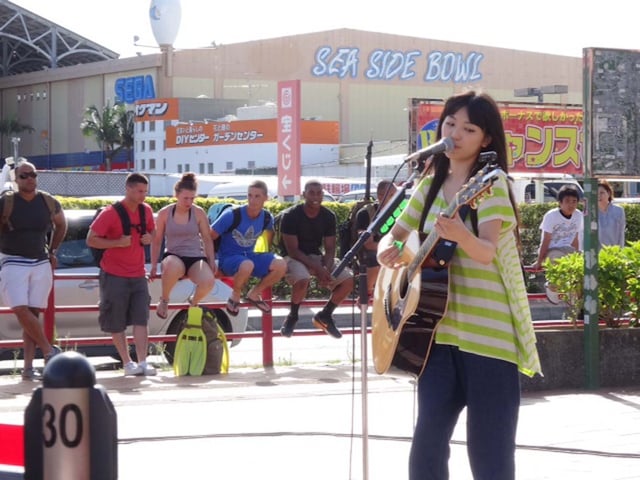 沖縄・北谷町の「美浜カーニバルパーク」前で行われたmiwaのフリーライブの模様。