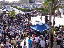 沖縄・北谷町の「美浜カーニバルパーク」前で行われたmiwaのフリーライブの模様。