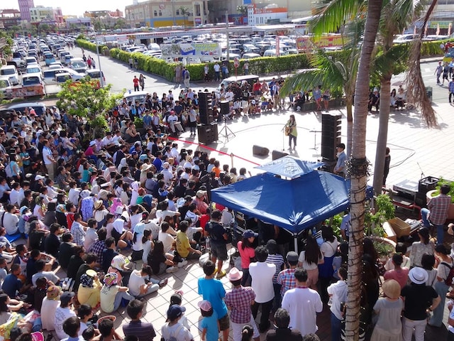 沖縄・北谷町の「美浜カーニバルパーク」前で行われたmiwaのフリーライブの模様。