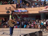 沖縄・北谷町の「美浜カーニバルパーク」前で行われたmiwaのフリーライブの模様。