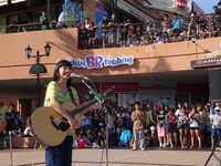 沖縄・北谷町の「美浜カーニバルパーク」前で行われたmiwaのフリーライブの模様。