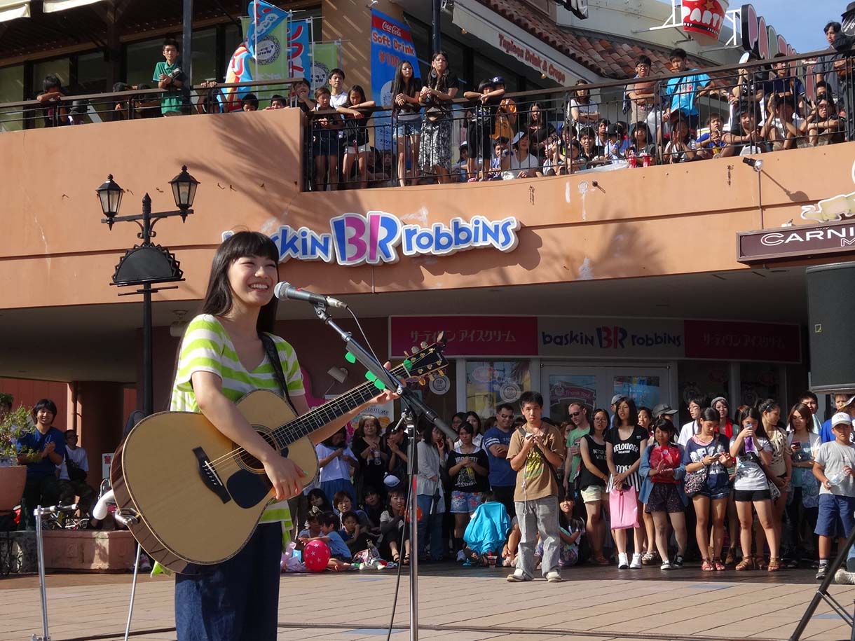 沖縄・北谷町の「美浜カーニバルパーク」前で行われたmiwaのフリーライブの模様。