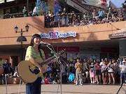 沖縄・北谷町の「美浜カーニバルパーク」前で行われたmiwaのフリーライブの模様。