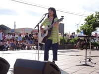 沖縄・北谷町の「美浜カーニバルパーク」前で行われたmiwaのフリーライブの模様。