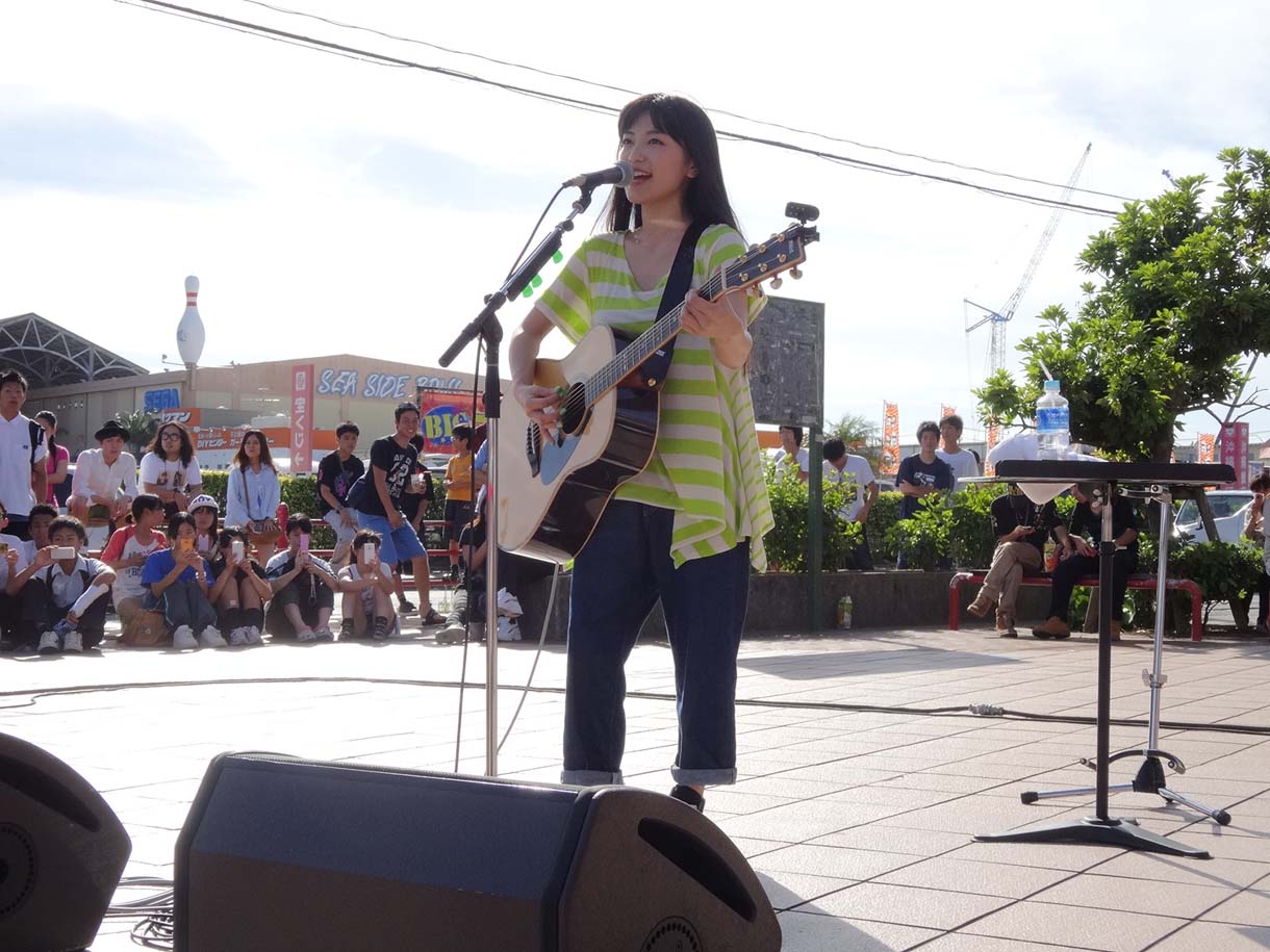 沖縄・北谷町の「美浜カーニバルパーク」前で行われたmiwaのフリーライブの模様。