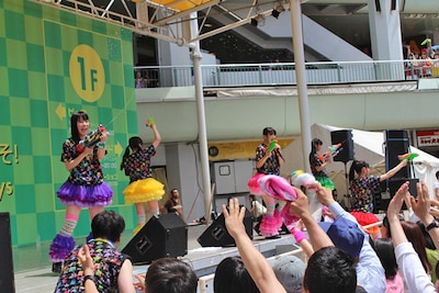 客席に向かって水鉄砲を乱射するチームしゃちほこ。