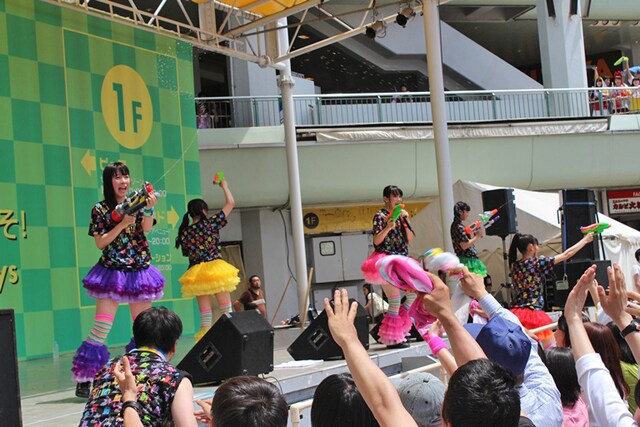 客席に向かって水鉄砲を乱射するチームしゃちほこ。