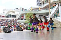 チームしゃちほこ「World Premium Japan Tour 2013 ＠千里セルシー」の様子。