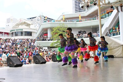 チームしゃちほこ「World Premium Japan Tour 2013 ＠千里セルシー」の様子。