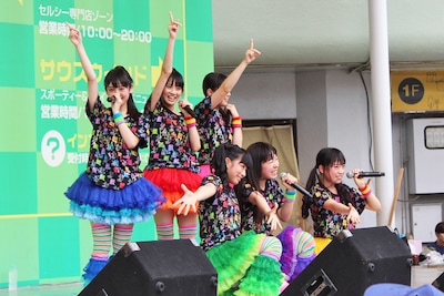 チームしゃちほこ「World Premium Japan Tour 2013 ＠千里セルシー」の様子。