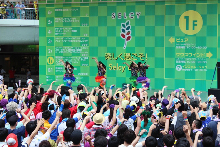チームしゃちほこ「World Premium Japan Tour 2013 ＠千里セルシー」の様子。