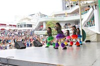 チームしゃちほこ「World Premium Japan Tour 2013 ＠千里セルシー」の様子。