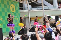 チームしゃちほこ「World Premium Japan Tour 2013 ＠千里セルシー」の様子。