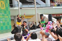 チームしゃちほこ「World Premium Japan Tour 2013 ＠千里セルシー」の様子。