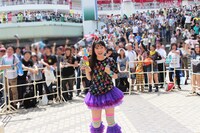 一足早く夏を満喫した大黒柚姫とファン。