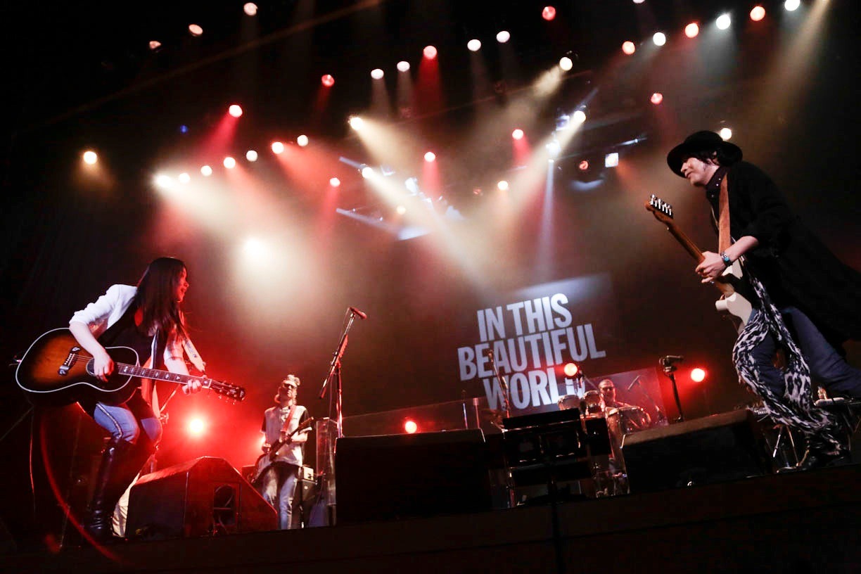 「LOVE PSYCHEDELICO TOUR 2013 "IN THIS BEAUTIFUL WORLD"」渋谷公会堂公演の様子。