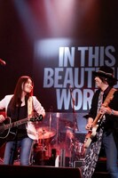 「LOVE PSYCHEDELICO TOUR 2013 "IN THIS BEAUTIFUL WORLD"」渋谷公会堂公演の様子。