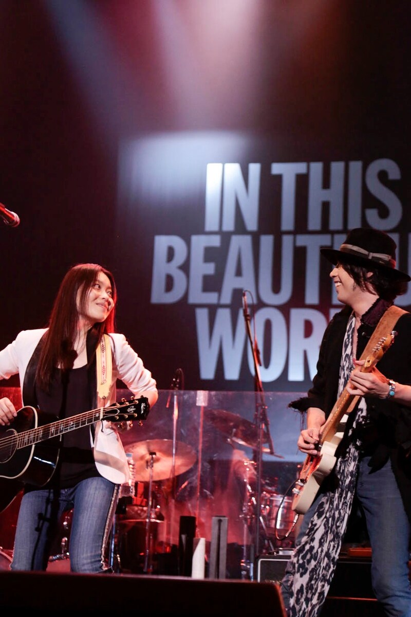 「LOVE PSYCHEDELICO TOUR 2013 "IN THIS BEAUTIFUL WORLD"」渋谷公会堂公演の様子。