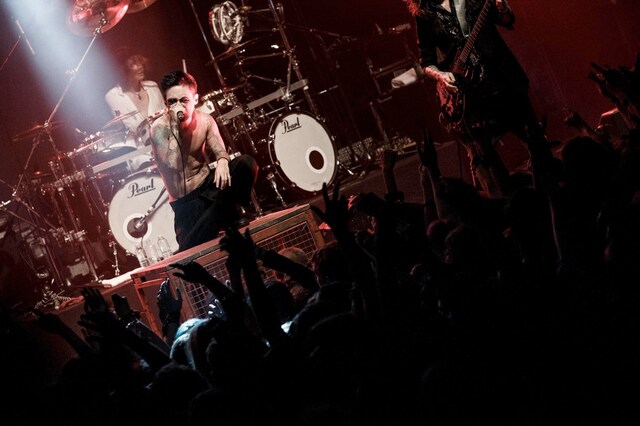 DIR EN GREY「TOUR2013 TABULA RASA」パリ公演の様子。