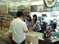 しもんchuの1日店長の様子。