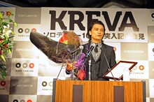 渡された賞状と花束を手に、記念日登録のうれしさを語るKREVA。