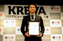 フォトセッションに応じるKREVA。