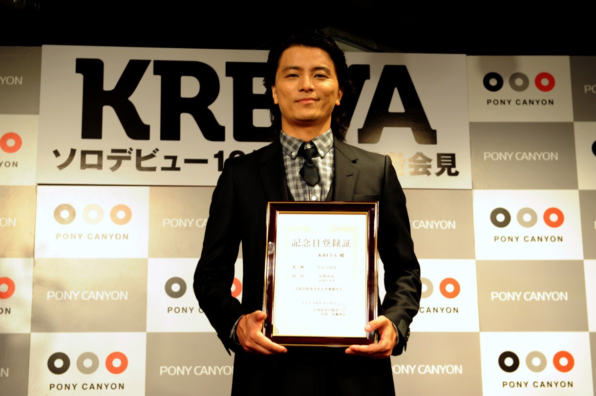 フォトセッションに応じるKREVA。