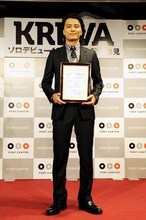 フォトセッションに応じるKREVA。