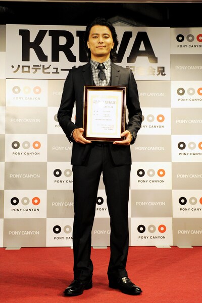 フォトセッションに応じるKREVA。