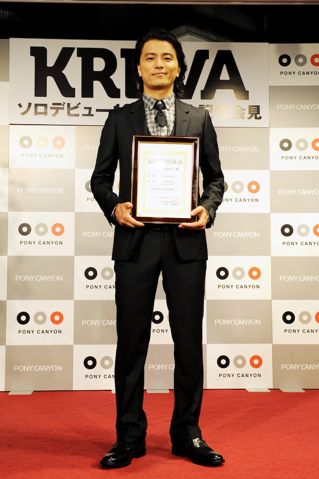 フォトセッションに応じるKREVA。