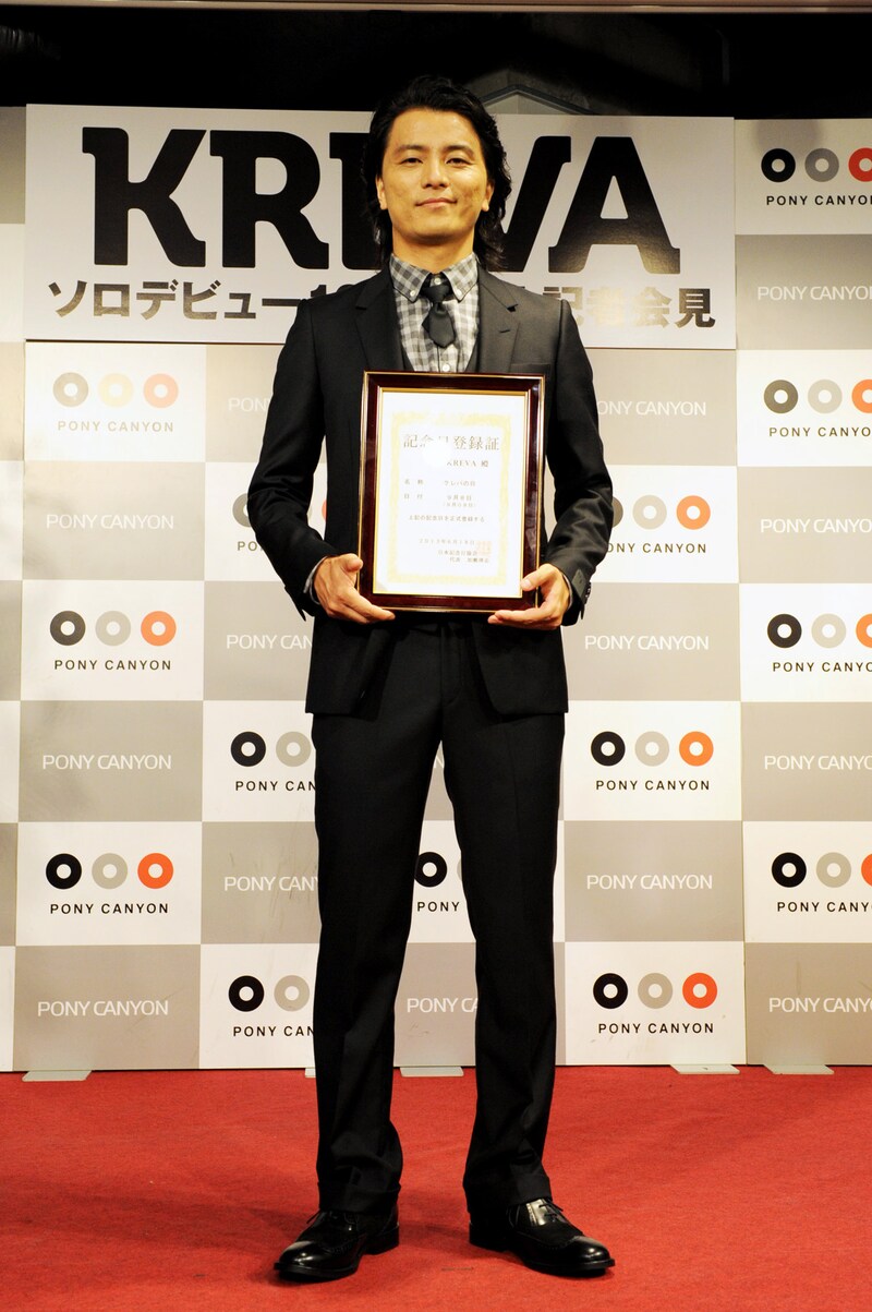 フォトセッションに応じるKREVA。