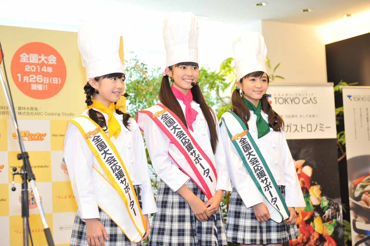 「第7回ウィズガス全国親子クッキングコンテスト」全国大会応援サポーターに就任した、さくら学院クッキング部ミニパティの3人。