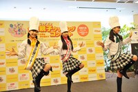 「ミラクル♪パティフル♪ハンバーガー」を披露するミニパティ。
