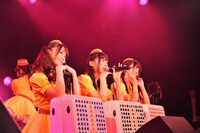 「キャンディー・ルーム」を披露する増井みお、根岸愛、奥仲麻琴。