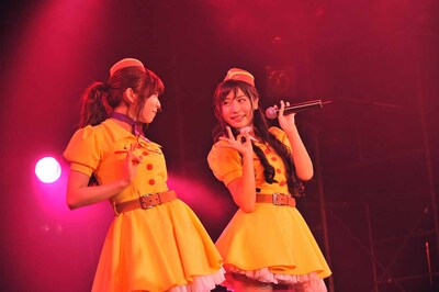 玉井杏奈と根岸愛による「夢パスポート」の様子。