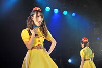 増井みおと奥仲麻琴による「Pretty Lie」の様子。