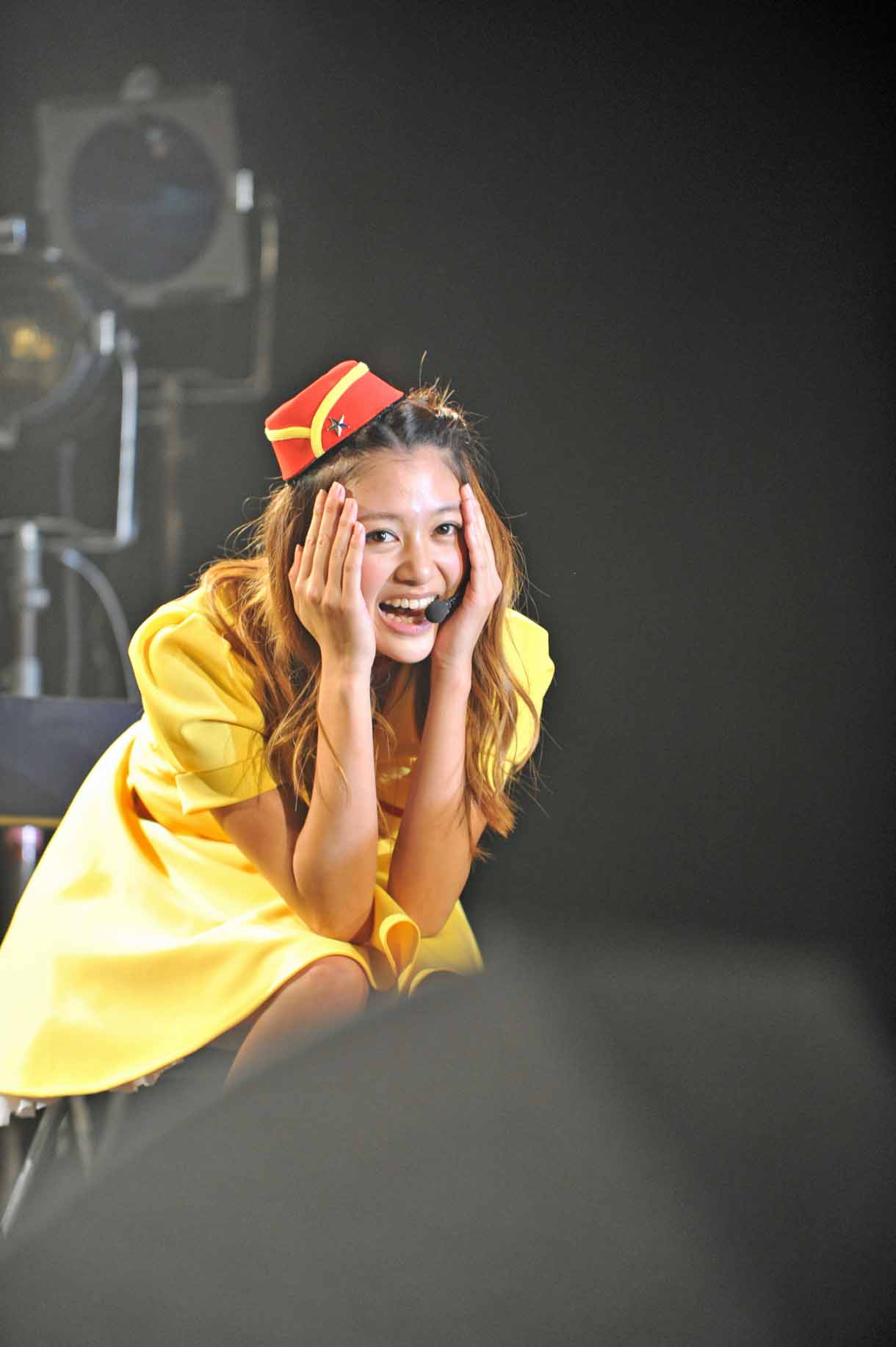 録音した自分の歌声を聴き恥ずかしがる安斉奈緒美。
