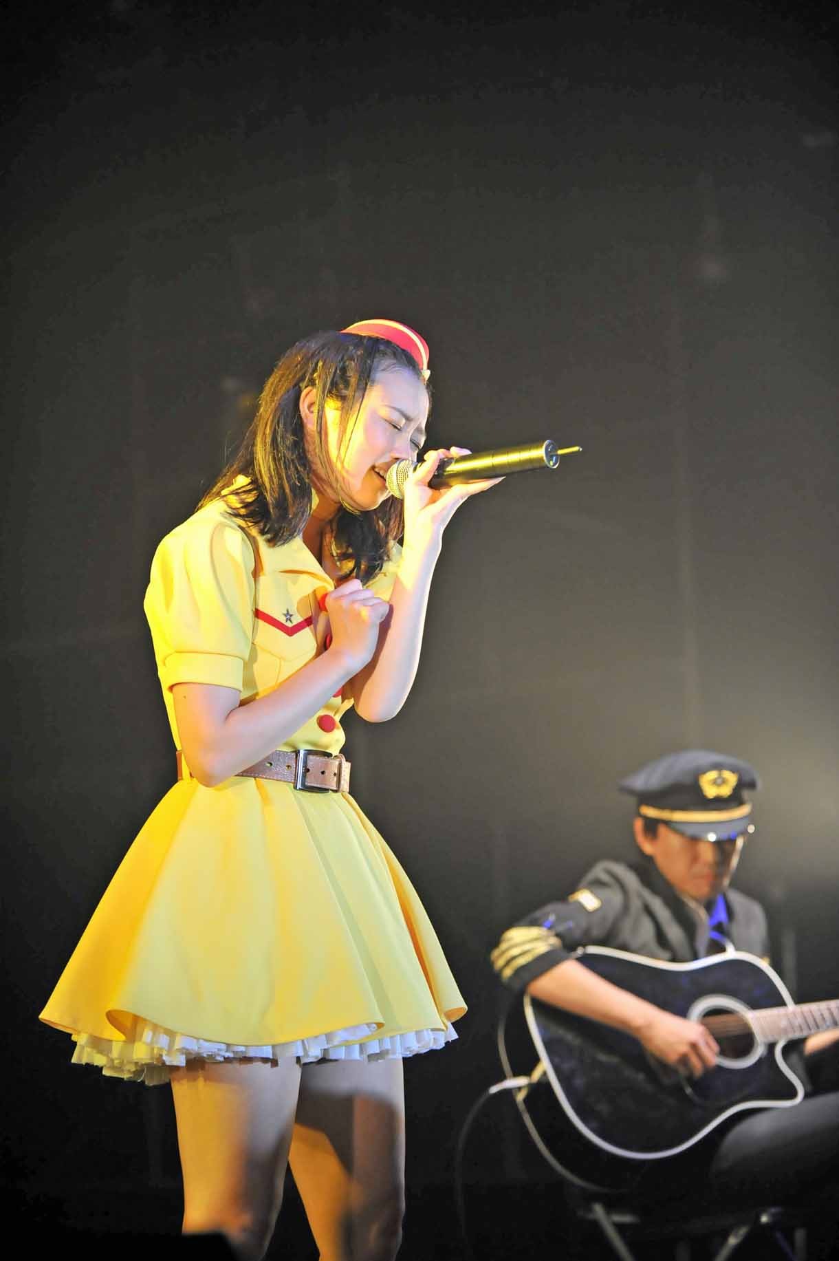 ソロで「With XXXX」を披露する森詩織。