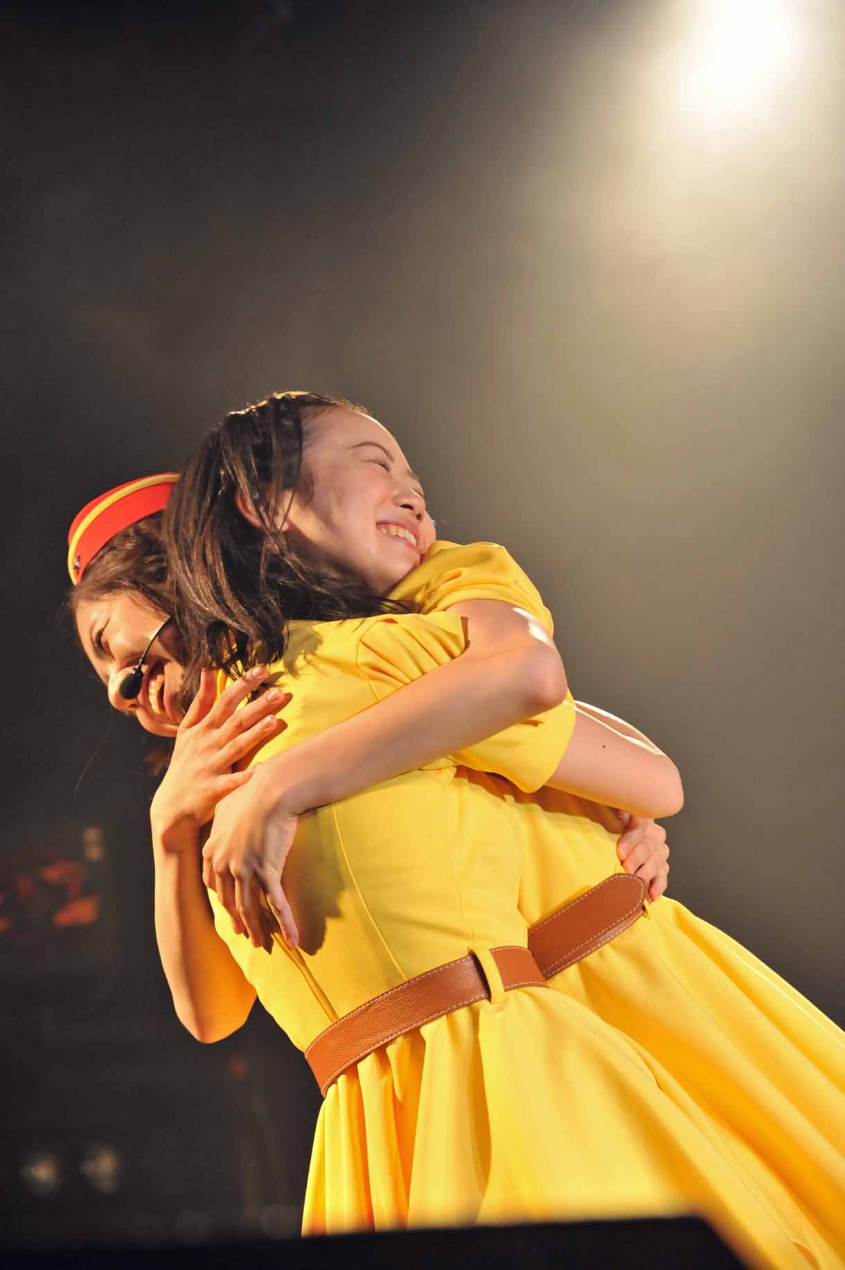 抱き合う森詩織と槙田紗子。