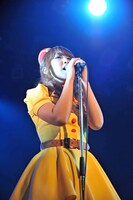 「バスタブ」を歌唱する岩村捺未。